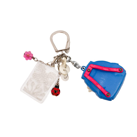 miki yamamoto「キーリング “Picnic Day”」 / miki yamamoto Key Ring “Picnic Day” 青いリュックから顔を出す2匹のうさぎやてんとう虫などを組み合わせた一点もののキーリング作品