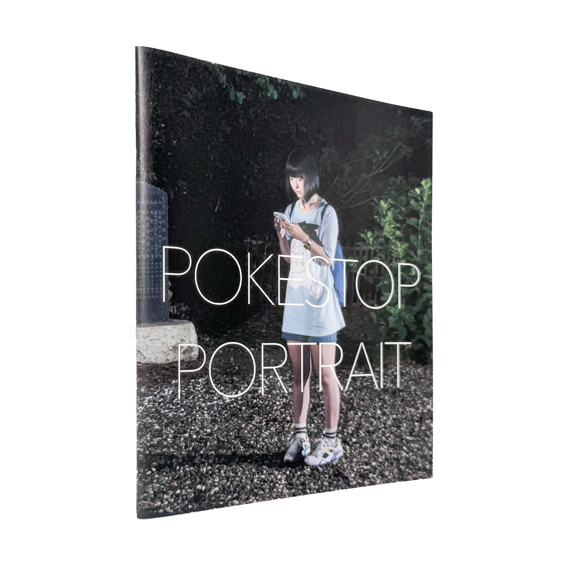 SAKAGUCHI Tomoyuki / 坂口トモユキ『POKESTOP PORTRAIT』Pokémon GOのトレーナーと馴染みのポケストップを撮影し、位置情報ゲームと都市風景の関係を記録した限定50部の写真冊子。
