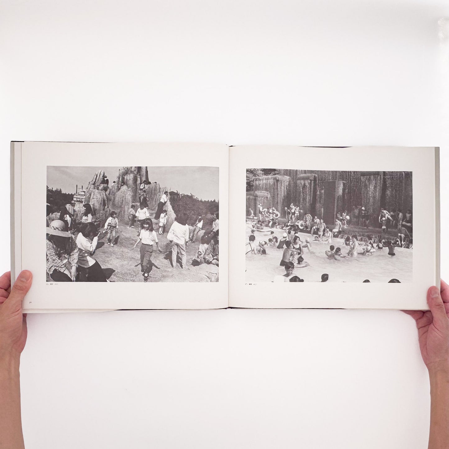 TSUCHIDA Hiromi / 土田ヒロミ『砂を数える｜Counting Grains of Sand 1976–1989』高度経済成長後の日本社会に生きる群衆と都市空間を記録した写真集。