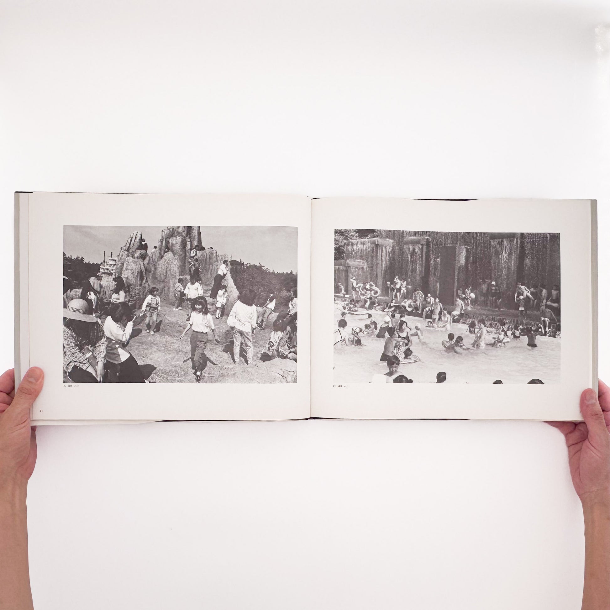 TSUCHIDA Hiromi / 土田ヒロミ『砂を数える｜Counting Grains of Sand 1976–1989』高度経済成長後の日本社会に生きる群衆と都市空間を記録した写真集。