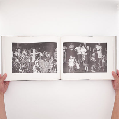 TSUCHIDA Hiromi / 土田ヒロミ『砂を数える｜Counting Grains of Sand 1976–1989』高度経済成長後の日本社会に生きる群衆と都市空間を記録した写真集。