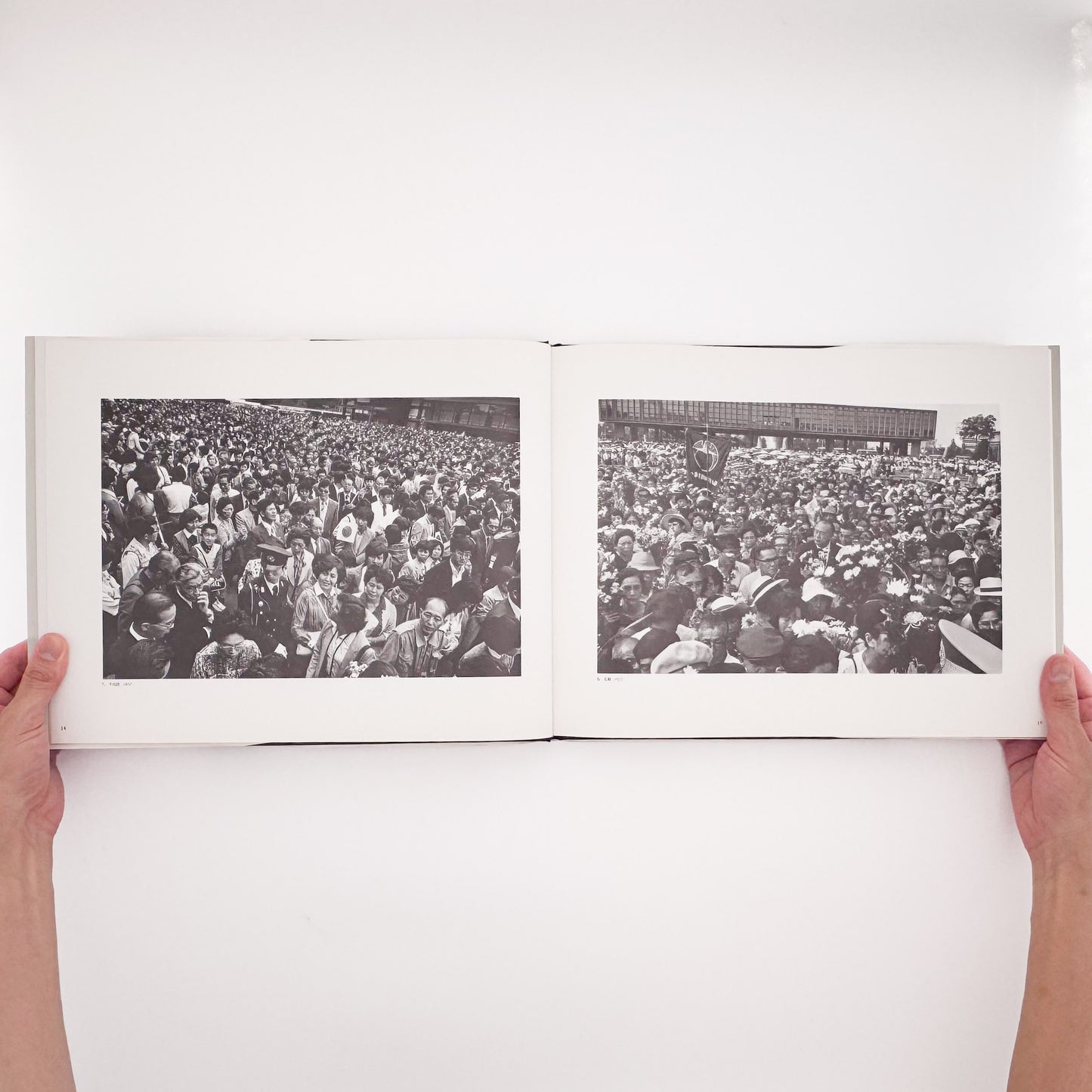 TSUCHIDA Hiromi / 土田ヒロミ『砂を数える｜Counting Grains of Sand 1976–1989』高度経済成長後の日本社会に生きる群衆と都市空間を記録した写真集。