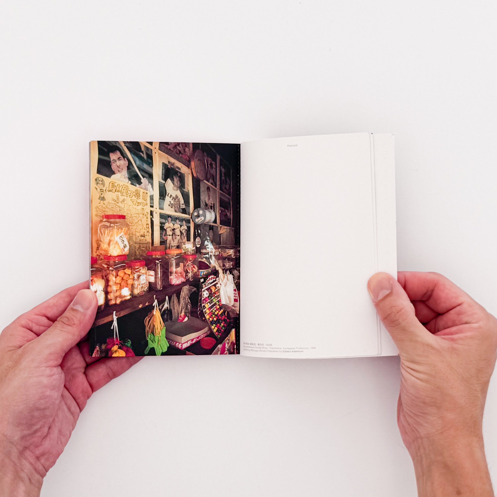 大西みつぐ『Memory of a Town Postcards』　東京の下町や横浜の町、人々の日常をカラー・スナップで捉えたポストカード形式の作品集