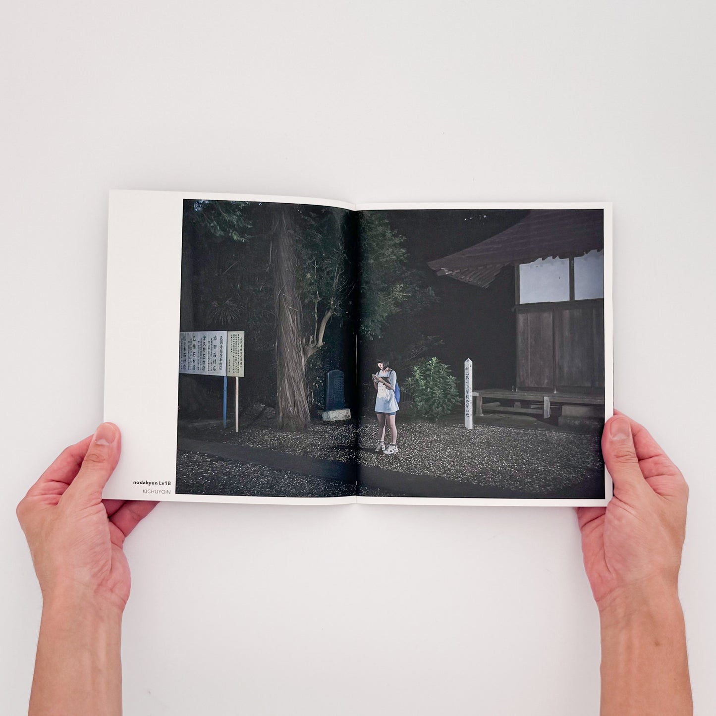 SAKAGUCHI Tomoyuki / 坂口トモユキ『POKESTOP PORTRAIT』Pokémon GOのトレーナーと馴染みのポケストップを撮影し、位置情報ゲームと都市風景の関係を記録した限定50部の写真冊子。

