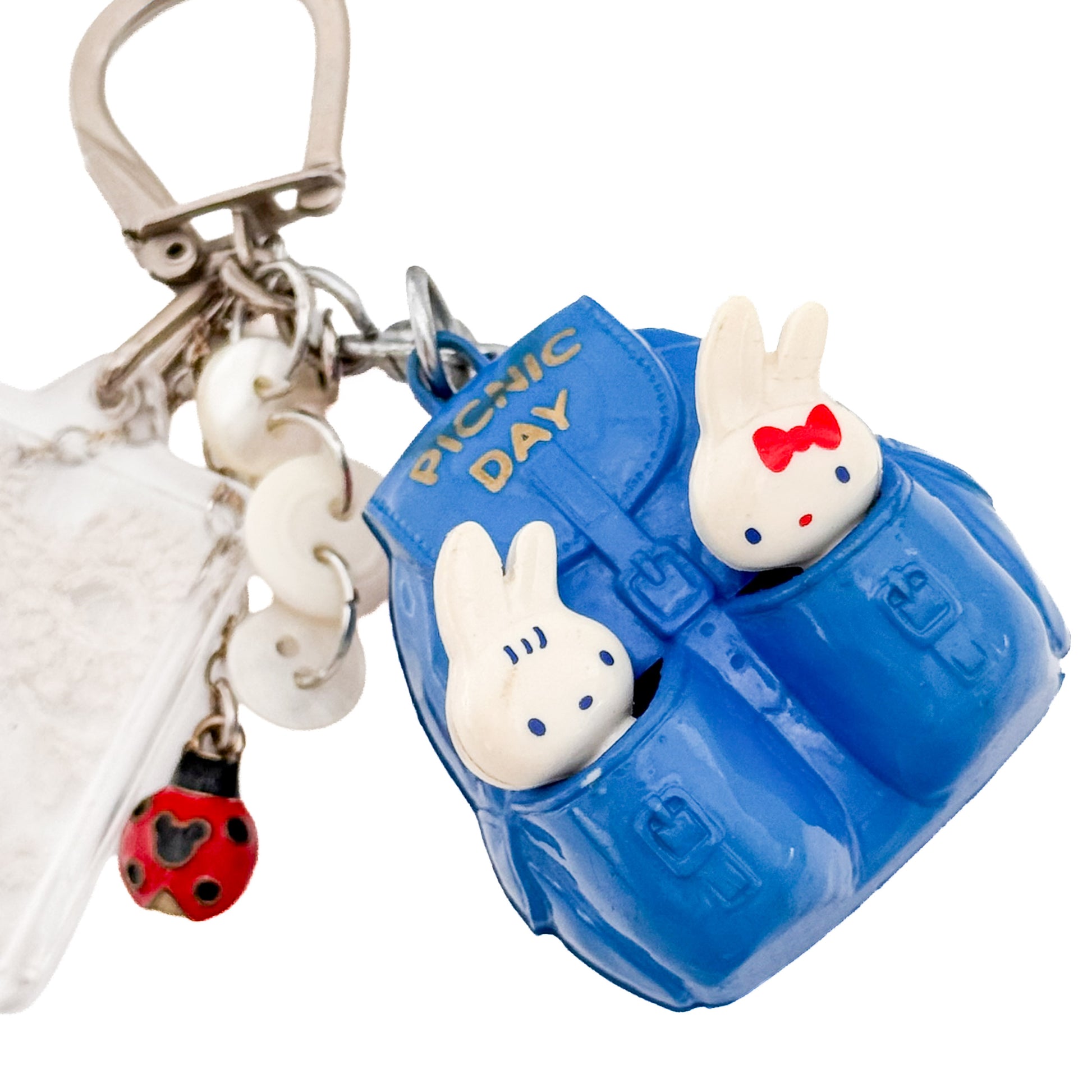 miki yamamoto「キーリング “Picnic Day”」 / miki yamamoto Key Ring “Picnic Day”　青いリュックから顔を出す2匹のうさぎやてんとう虫などを組み合わせた一点もののキーリング作品