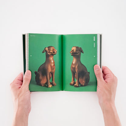 鶴巻育子『お山のおいぬさま』御岳山の宿坊や社家に祀られる大口真神の像50体を撮影し、武蔵御嶽神社に受け継がれる狼信仰を記録した2023年刊行の写真集。
