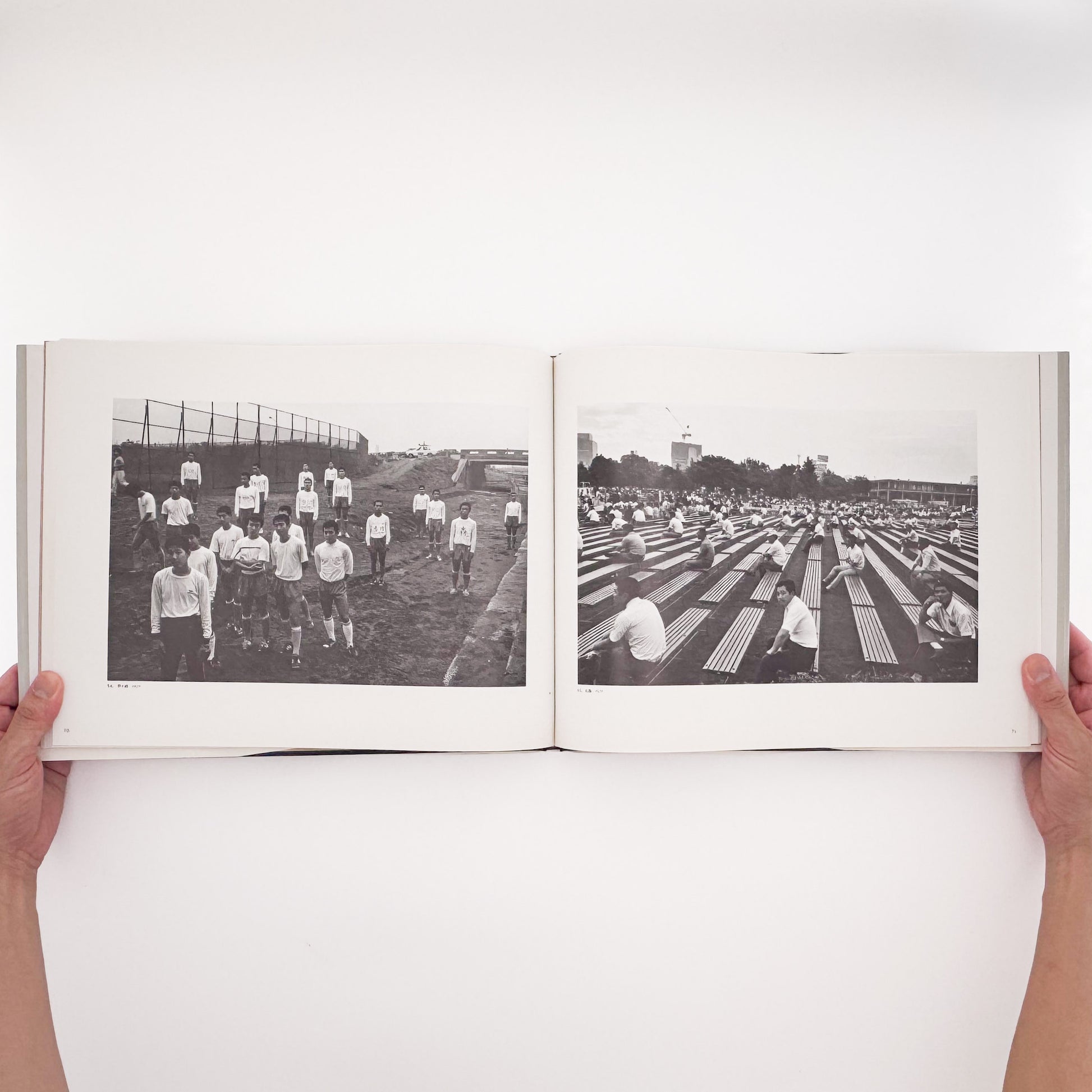 TSUCHIDA Hiromi / 土田ヒロミ『砂を数える｜Counting Grains of Sand 1976–1989』高度経済成長後の日本社会に生きる群衆と都市空間を記録した写真集。