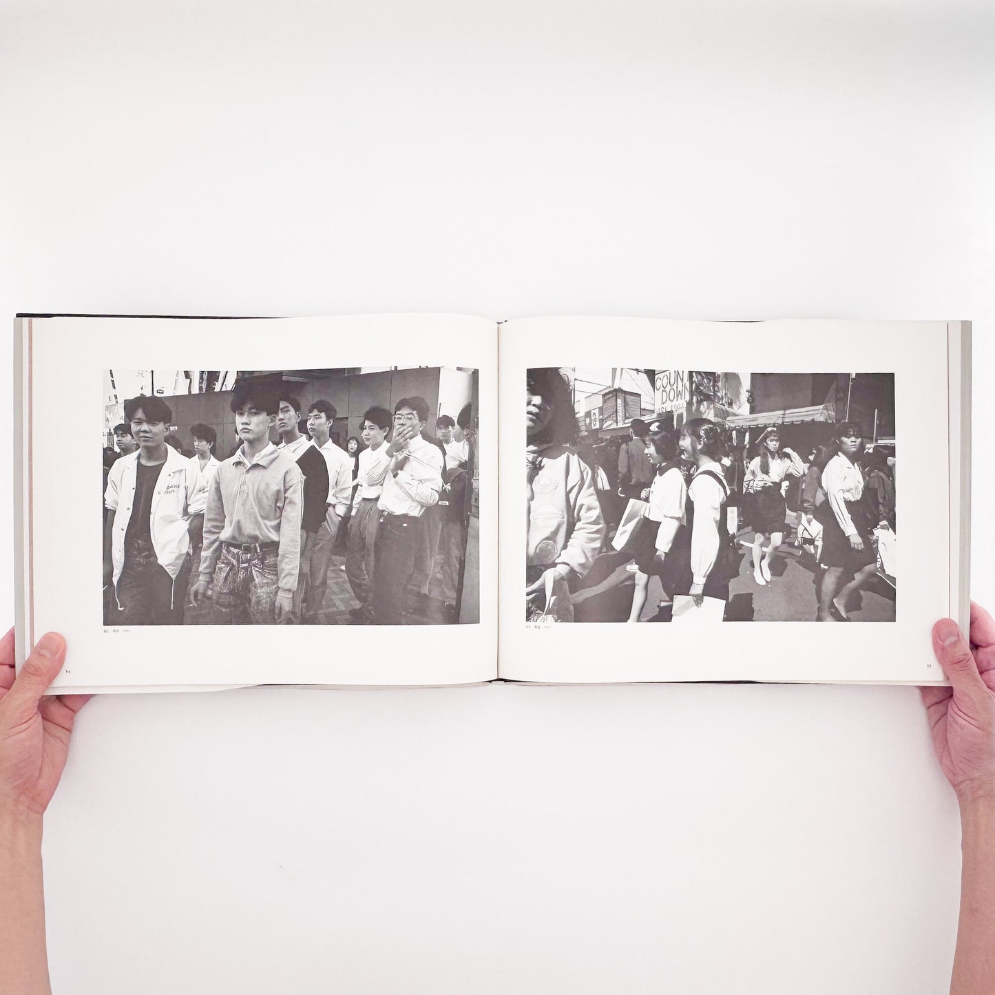 TSUCHIDA Hiromi / 土田ヒロミ『砂を数える｜Counting Grains of Sand 1976–1989』高度経済成長後の日本社会に生きる群衆と都市空間を記録した写真集。