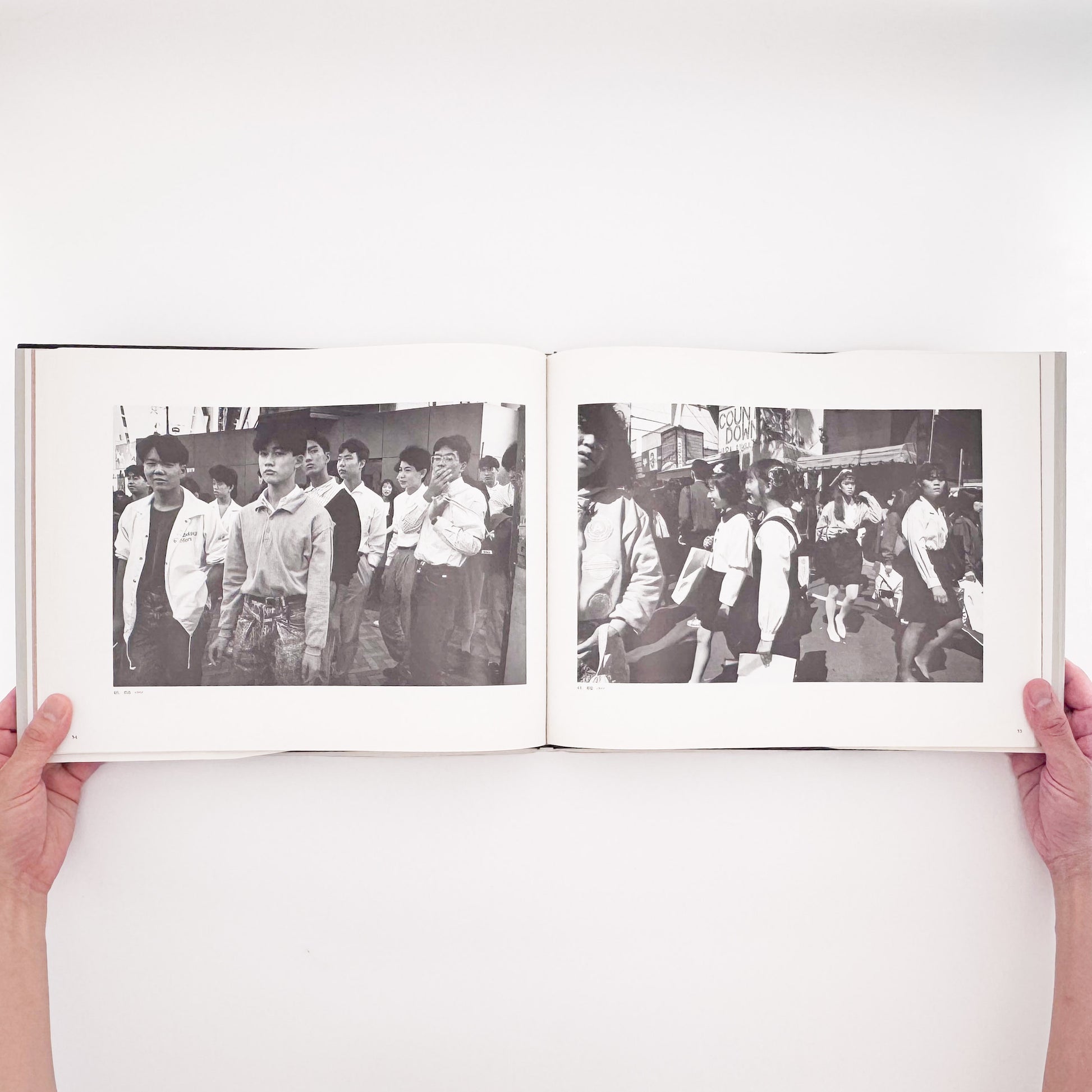 TSUCHIDA Hiromi / 土田ヒロミ『砂を数える｜Counting Grains of Sand 1976–1989』高度経済成長後の日本社会に生きる群衆と都市空間を記録した写真集。