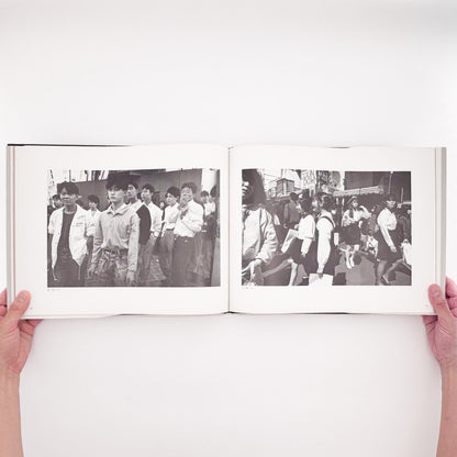TSUCHIDA Hiromi / 土田ヒロミ『砂を数える｜Counting Grains of Sand 1976–1989』高度経済成長後の日本社会に生きる群衆と都市空間を記録した写真集。