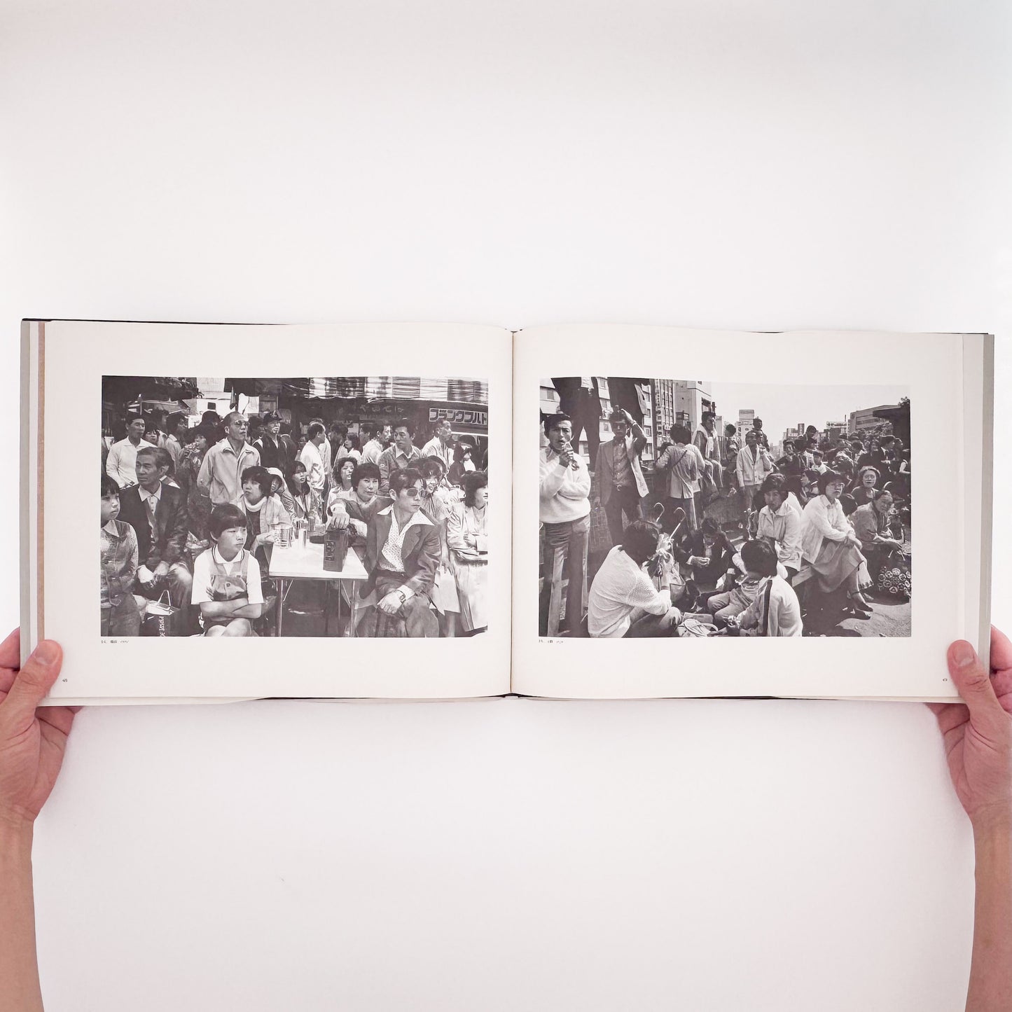 TSUCHIDA Hiromi / 土田ヒロミ『砂を数える｜Counting Grains of Sand 1976–1989』高度経済成長後の日本社会に生きる群衆と都市空間を記録した写真集。