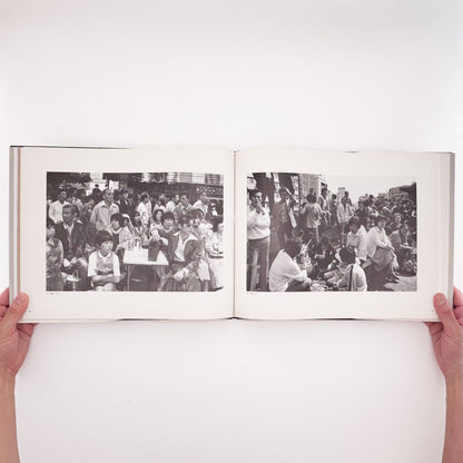 TSUCHIDA Hiromi / 土田ヒロミ『砂を数える｜Counting Grains of Sand 1976–1989』高度経済成長後の日本社会に生きる群衆と都市空間を記録した写真集。
