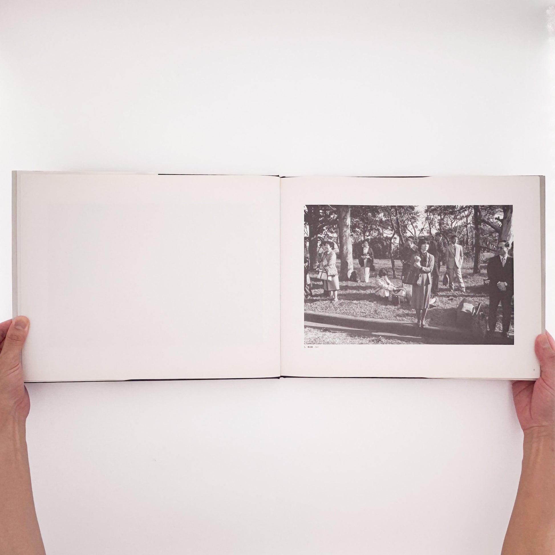 TSUCHIDA Hiromi / 土田ヒロミ『砂を数える｜Counting Grains of Sand 1976–1989』高度経済成長後の日本社会に生きる群衆と都市空間を記録した写真集。
