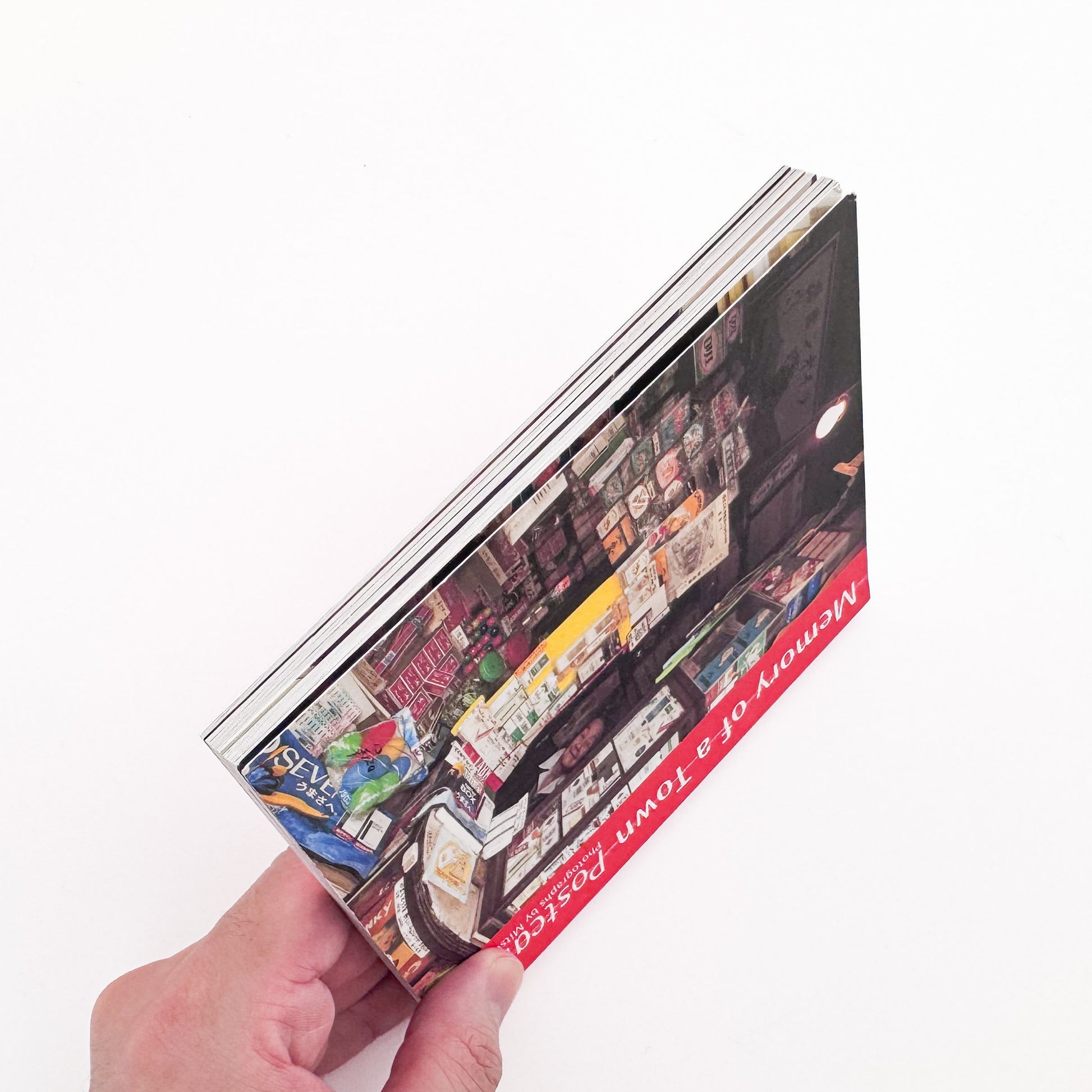 大西みつぐ『Memory of a Town Postcards』　東京の下町や横浜の町、人々の日常をカラー・スナップで捉えたポストカード形式の作品集
