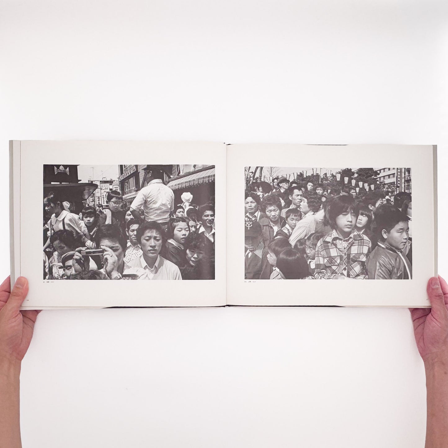TSUCHIDA Hiromi / 土田ヒロミ『砂を数える｜Counting Grains of Sand 1976–1989』高度経済成長後の日本社会に生きる群衆と都市空間を記録した写真集。