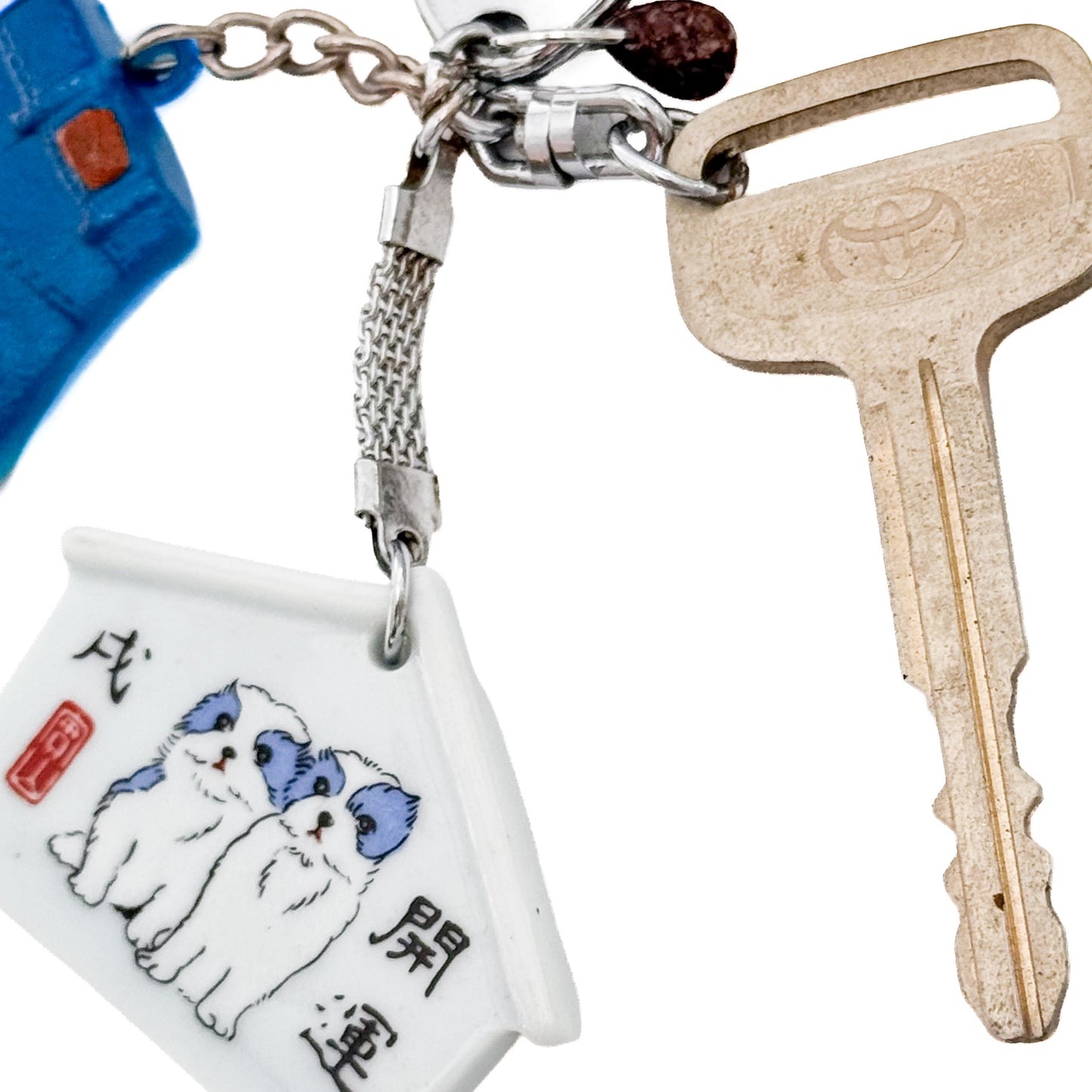 miki yamamoto「キーリング “Good Luck”」 / miki yamamoto Key Ring “Good Luck”　古い鍵や青い鞄、犬が描かれた絵馬のようなパーツを組み合わせた一点もののキーリング作品