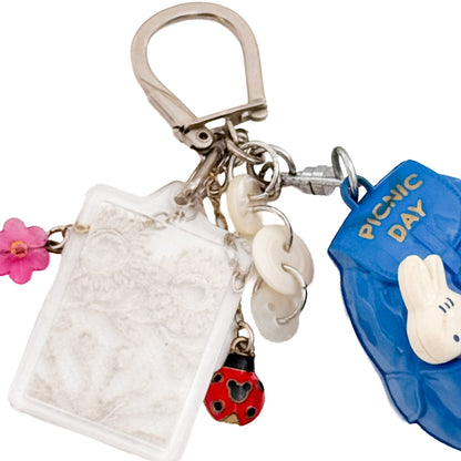 miki yamamoto「キーリング “Picnic Day”」 / miki yamamoto Key Ring “Picnic Day”　青いリュックから顔を出す2匹のうさぎやてんとう虫などを組み合わせた一点もののキーリング作品
