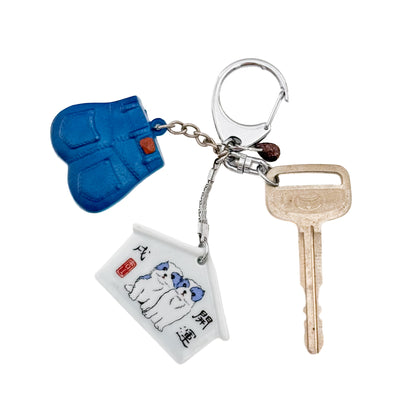 miki yamamoto「キーリング “Good Luck”」 / miki yamamoto Key Ring “Good Luck”　古い鍵や青い鞄、犬が描かれた絵馬のようなパーツを組み合わせた一点もののキーリング作品