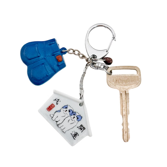 miki yamamoto「キーリング “Good Luck”」 / miki yamamoto Key Ring “Good Luck”　古い鍵や青い鞄、犬が描かれた絵馬のようなパーツを組み合わせた一点もののキーリング作品