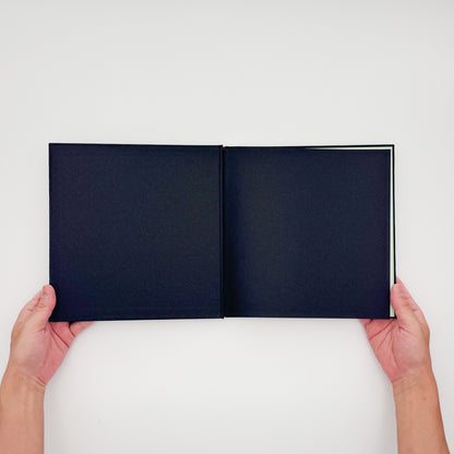 William Eggleston『William Eggleston's Guide』。1969年から1971年にメンフィス周辺で撮影したカラー写真48点を収録した、MoMA刊1976年版の2002年復刻版。