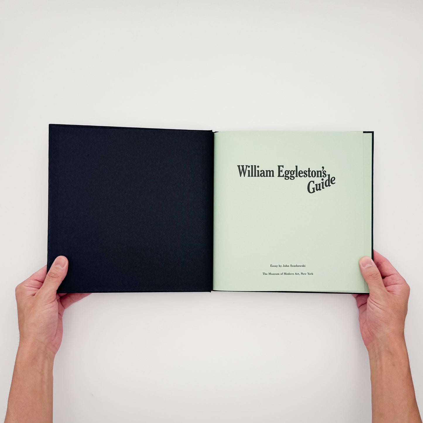 William Eggleston『William Eggleston's Guide』。1969年から1971年にメンフィス周辺で撮影したカラー写真48点を収録した、MoMA刊1976年版の2002年復刻版。