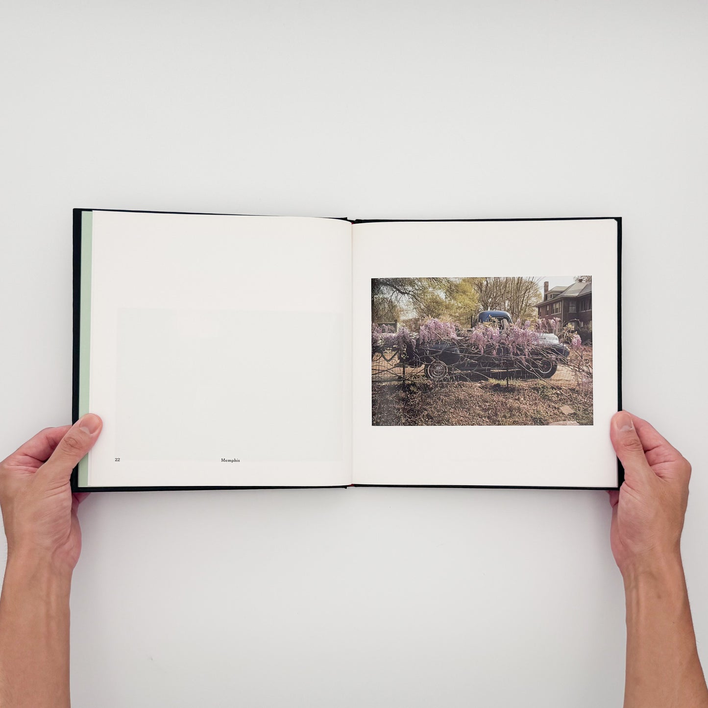 William Eggleston『William Eggleston's Guide』。1969年から1971年にメンフィス周辺で撮影したカラー写真48点を収録した、MoMA刊1976年版の2002年復刻版。