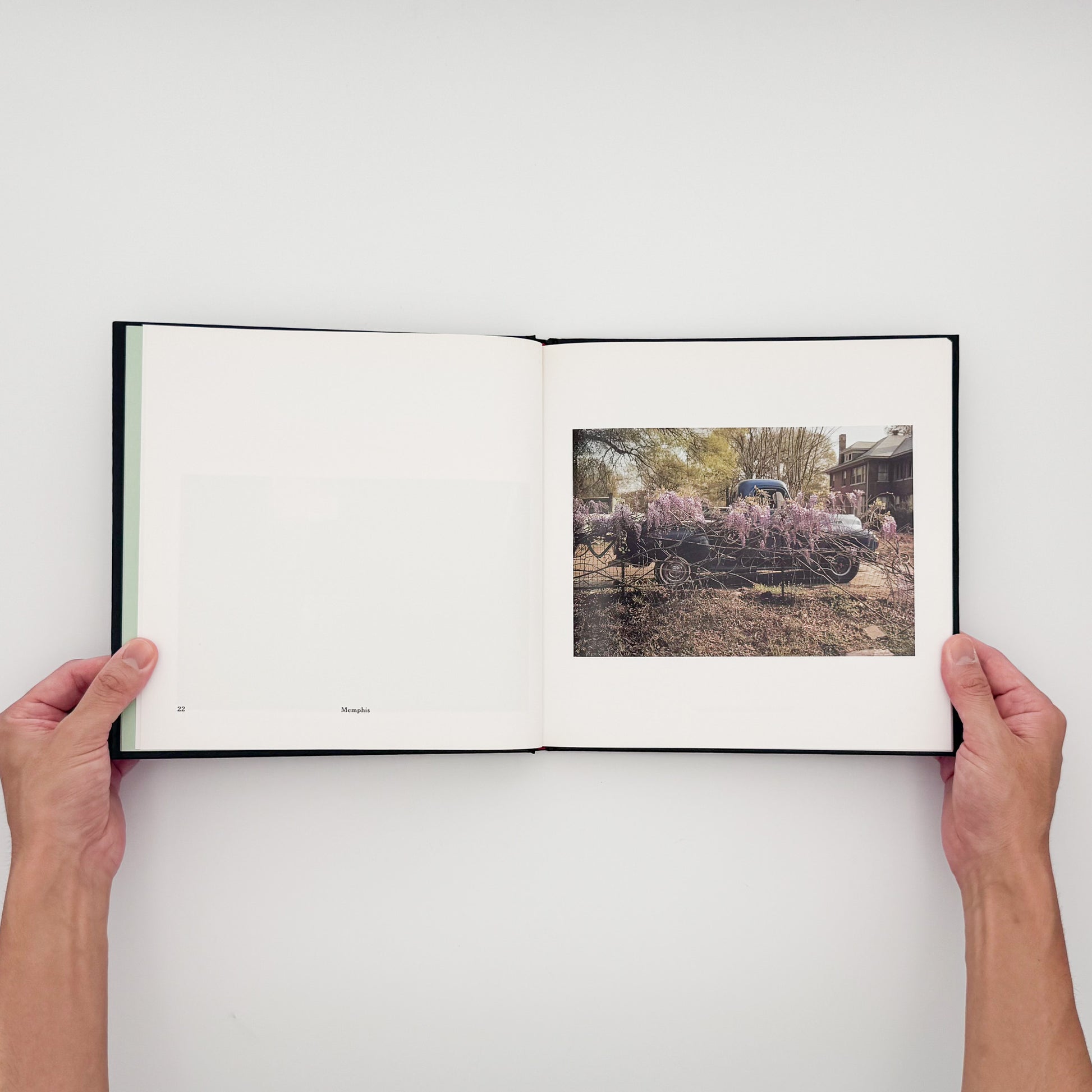 William Eggleston『William Eggleston's Guide』。1969年から1971年にメンフィス周辺で撮影したカラー写真48点を収録した、MoMA刊1976年版の2002年復刻版。