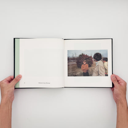 William Eggleston『William Eggleston's Guide』。1969年から1971年にメンフィス周辺で撮影したカラー写真48点を収録した、MoMA刊1976年版の2002年復刻版。