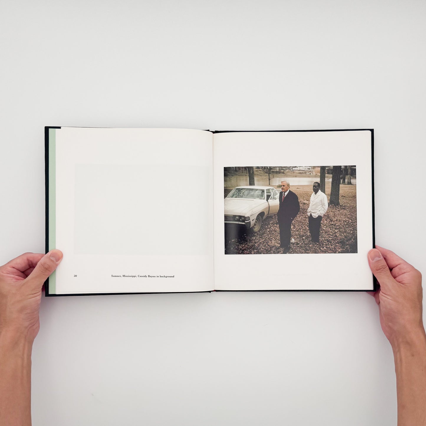 William Eggleston『William Eggleston's Guide』。1969年から1971年にメンフィス周辺で撮影したカラー写真48点を収録した、MoMA刊1976年版の2002年復刻版。