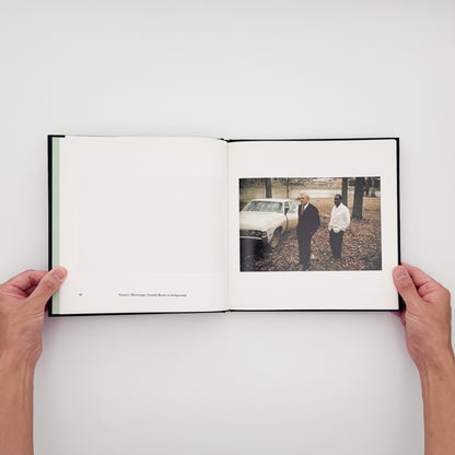William Eggleston『William Eggleston's Guide』。1969年から1971年にメンフィス周辺で撮影したカラー写真48点を収録した、MoMA刊1976年版の2002年復刻版。