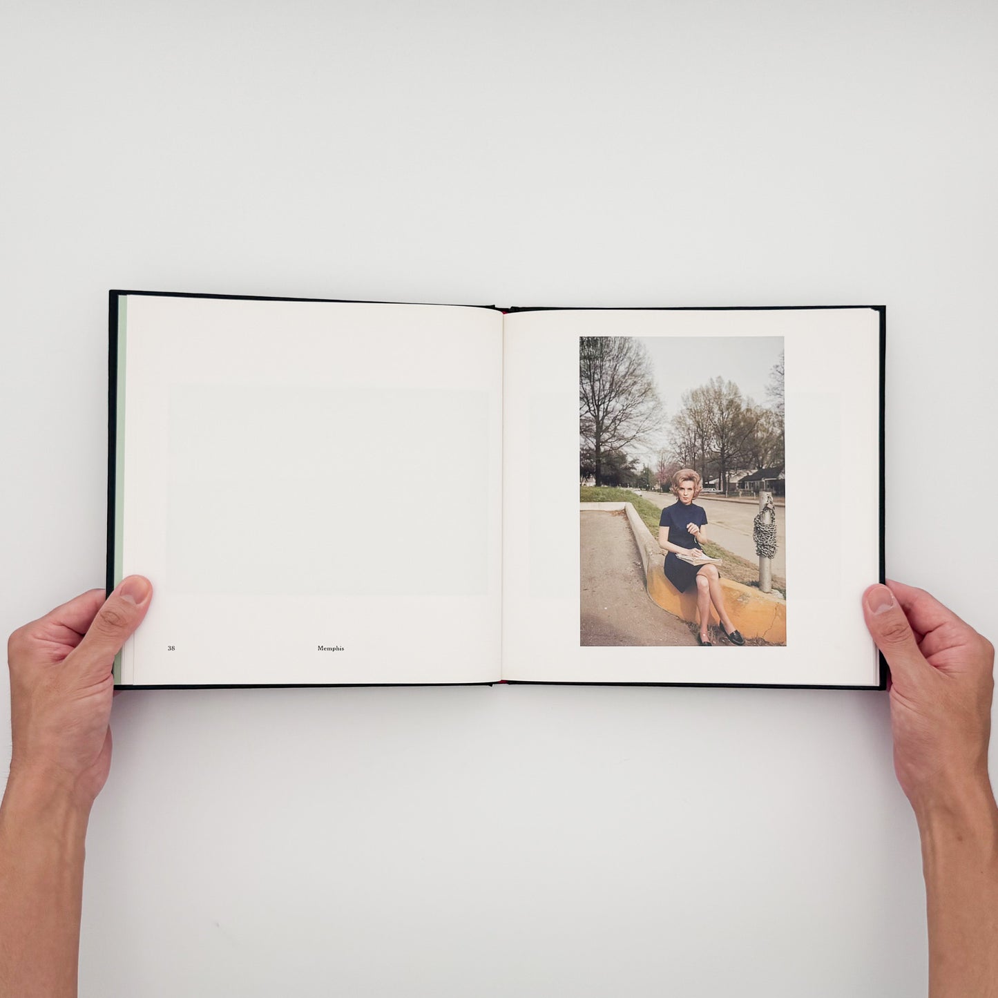 William Eggleston『William Eggleston's Guide』。1969年から1971年にメンフィス周辺で撮影したカラー写真48点を収録した、MoMA刊1976年版の2002年復刻版。