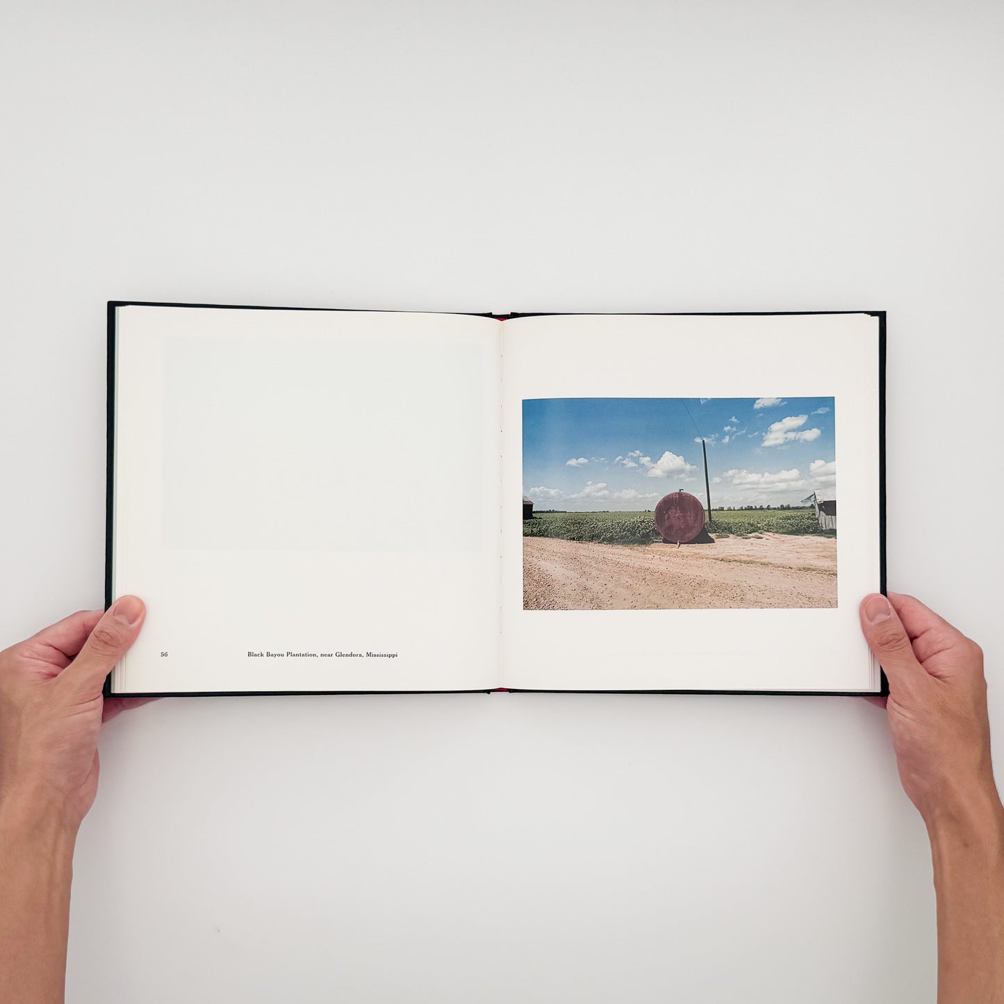 William Eggleston『William Eggleston's Guide』。1969年から1971年にメンフィス周辺で撮影したカラー写真48点を収録した、MoMA刊1976年版の2002年復刻版。