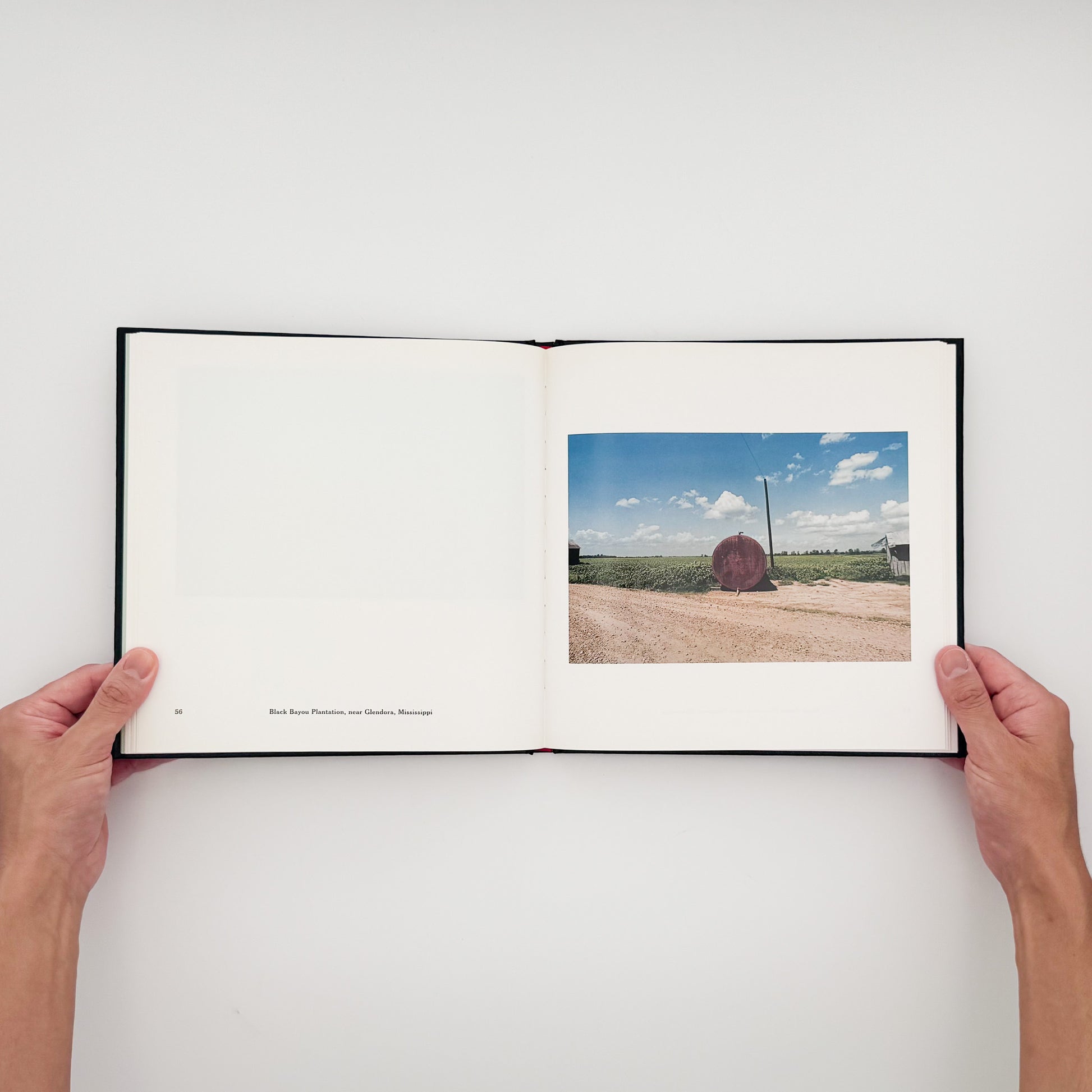 William Eggleston『William Eggleston's Guide』。1969年から1971年にメンフィス周辺で撮影したカラー写真48点を収録した、MoMA刊1976年版の2002年復刻版。