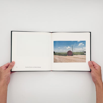 William Eggleston『William Eggleston's Guide』。1969年から1971年にメンフィス周辺で撮影したカラー写真48点を収録した、MoMA刊1976年版の2002年復刻版。