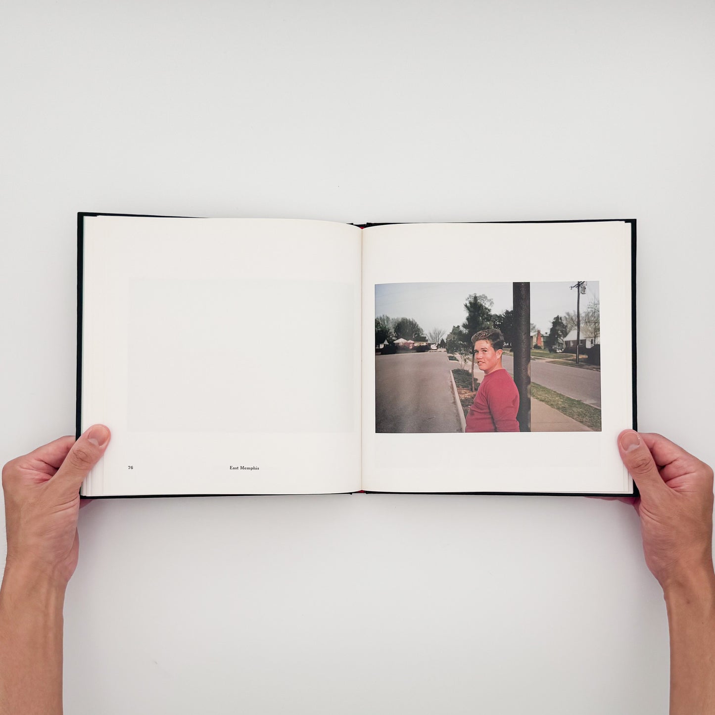William Eggleston『William Eggleston's Guide』。1969年から1971年にメンフィス周辺で撮影したカラー写真48点を収録した、MoMA刊1976年版の2002年復刻版。
