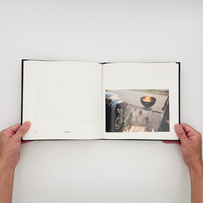 William Eggleston『William Eggleston's Guide』。1969年から1971年にメンフィス周辺で撮影したカラー写真48点を収録した、MoMA刊1976年版の2002年復刻版。