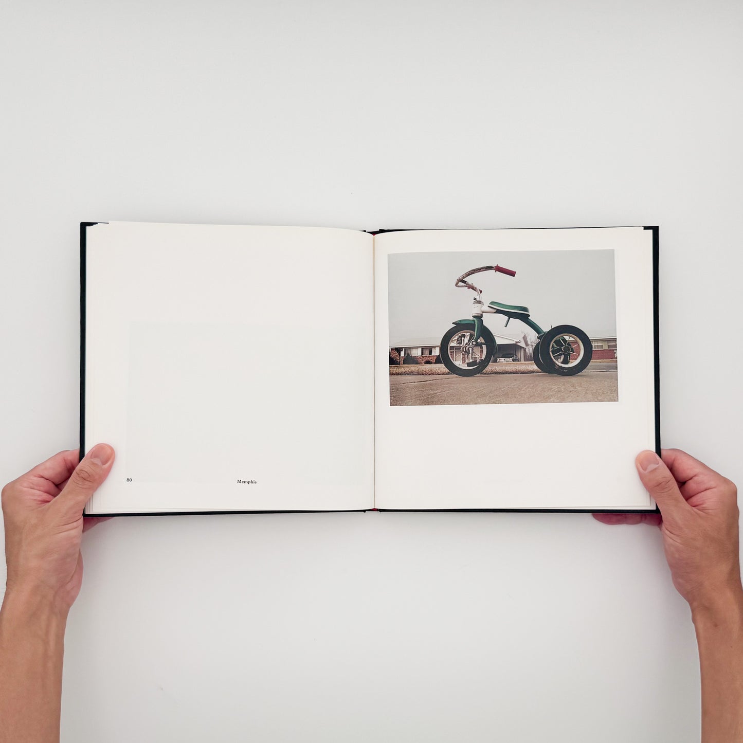 William Eggleston『William Eggleston's Guide』。1969年から1971年にメンフィス周辺で撮影したカラー写真48点を収録した、MoMA刊1976年版の2002年復刻版。