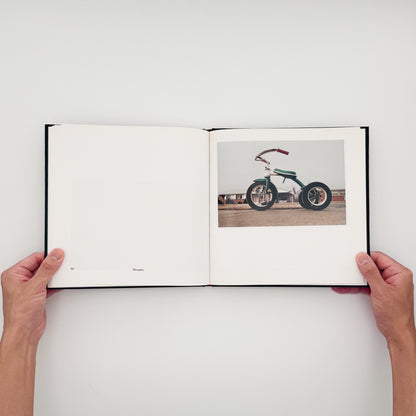 William Eggleston『William Eggleston's Guide』。1969年から1971年にメンフィス周辺で撮影したカラー写真48点を収録した、MoMA刊1976年版の2002年復刻版。