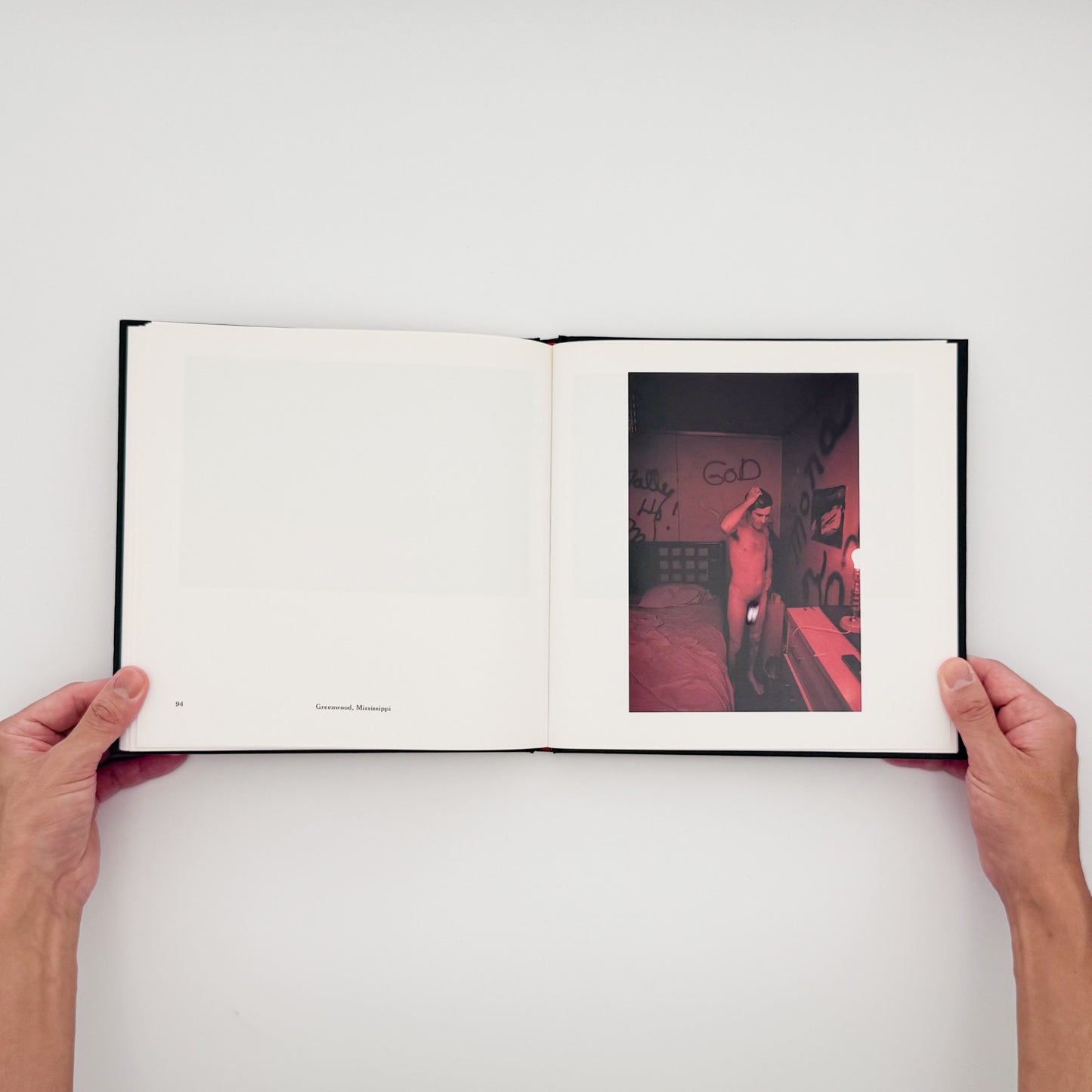 William Eggleston『William Eggleston's Guide』。1969年から1971年にメンフィス周辺で撮影したカラー写真48点を収録した、MoMA刊1976年版の2002年復刻版。