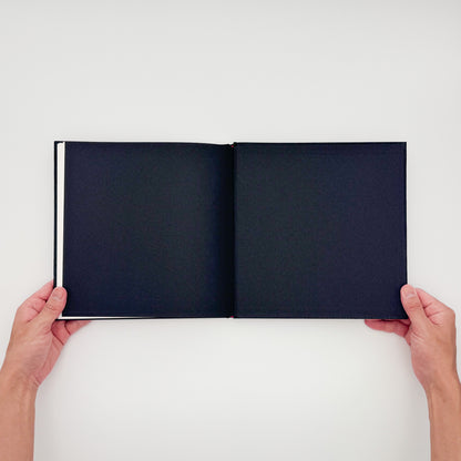 William Eggleston『William Eggleston's Guide』。1969年から1971年にメンフィス周辺で撮影したカラー写真48点を収録した、MoMA刊1976年版の2002年復刻版。