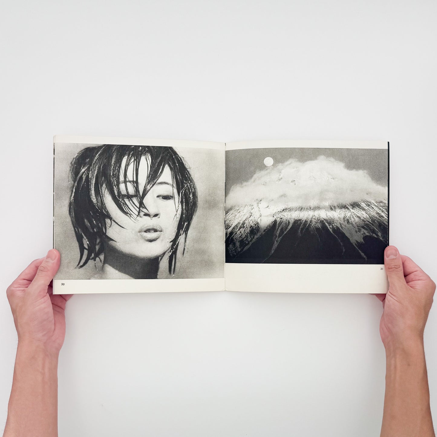 新山清『木石の詩』。枯木や石、風景など40図版と、植田正治、濱谷浩、緑川洋一らによる寄稿を収録した1970年刊行の遺作写真集。