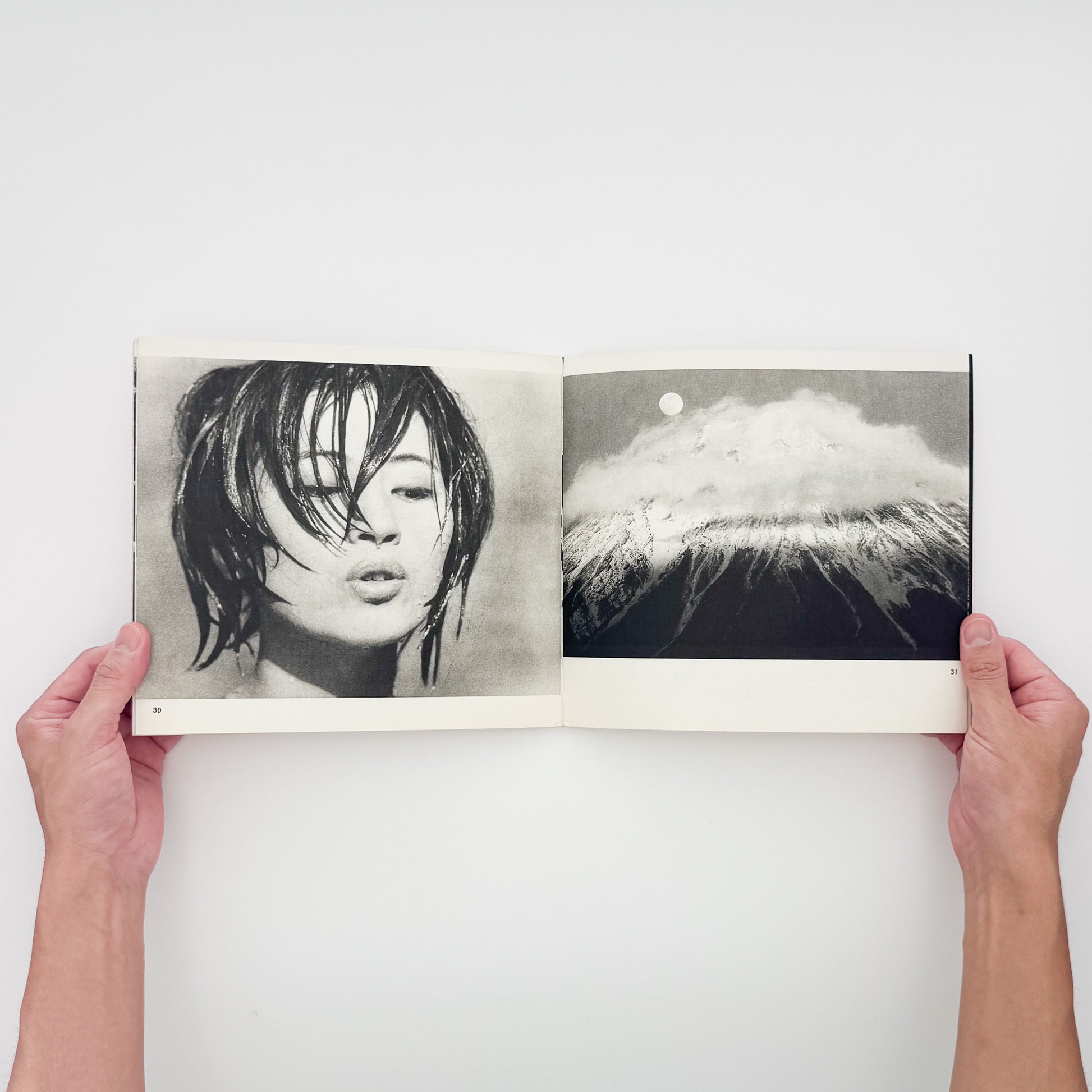 新山清『木石の詩』。枯木や石、風景など40図版と、植田正治、濱谷浩、緑川洋一らによる寄稿を収録した1970年刊行の遺作写真集。
