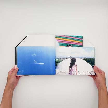 川島小鳥『明星』。2011年から3年間、30回以上台湾を訪れて撮影した写真を収録し、第40回木村伊兵衛写真賞を受賞した2014年ナナロク社刊の写真集。