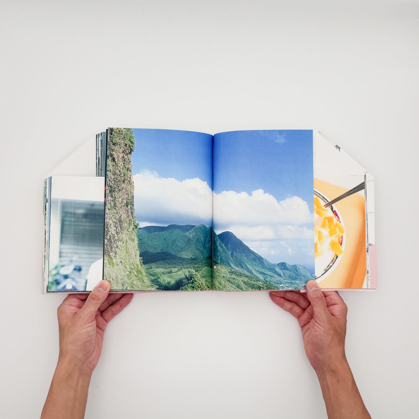 川島小鳥『明星』。2011年から3年間、30回以上台湾を訪れて撮影した写真を収録し、第40回木村伊兵衛写真賞を受賞した2014年ナナロク社刊の写真集。