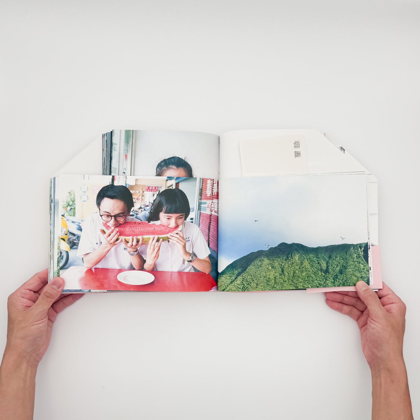 川島小鳥『明星』。2011年から3年間、30回以上台湾を訪れて撮影した写真を収録し、第40回木村伊兵衛写真賞を受賞した2014年ナナロク社刊の写真集。