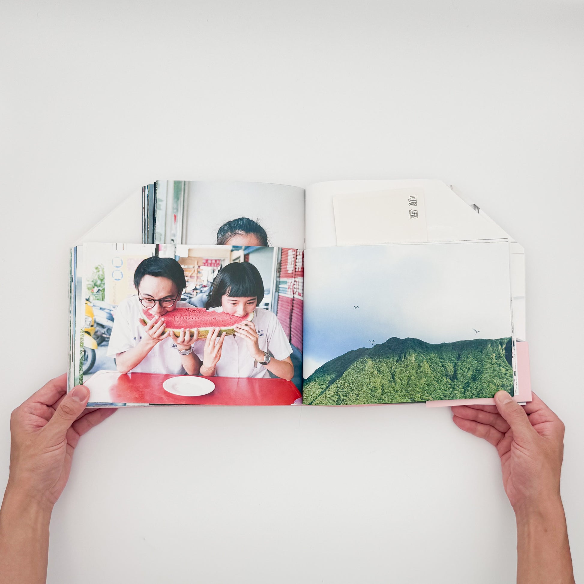 川島小鳥『明星』。2011年から3年間、30回以上台湾を訪れて撮影した写真を収録し、第40回木村伊兵衛写真賞を受賞した2014年ナナロク社刊の写真集。