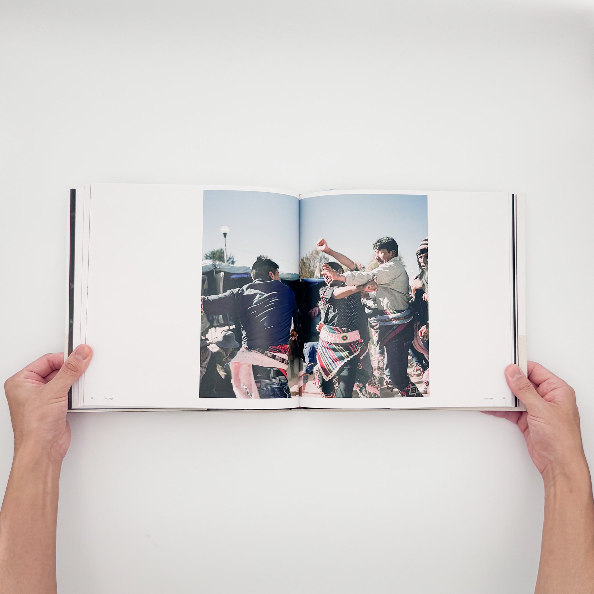 KAI Keijiro / 甲斐啓二郎『骨の髄 / Down to the Bone』世界各地の格闘的な祭事を撮影した2020年新宿書房刊、第20回さがみはら写真賞受賞作。著者
