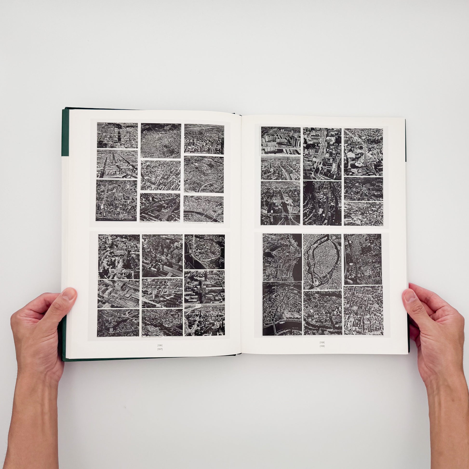 Gerhard Richter『Atlas』1997年D.A.P.刊。写真、新聞の切り抜き、スケッチ、コラージュなど、リヒターの制作と思考の過程を収録した392頁の英語版作品集。