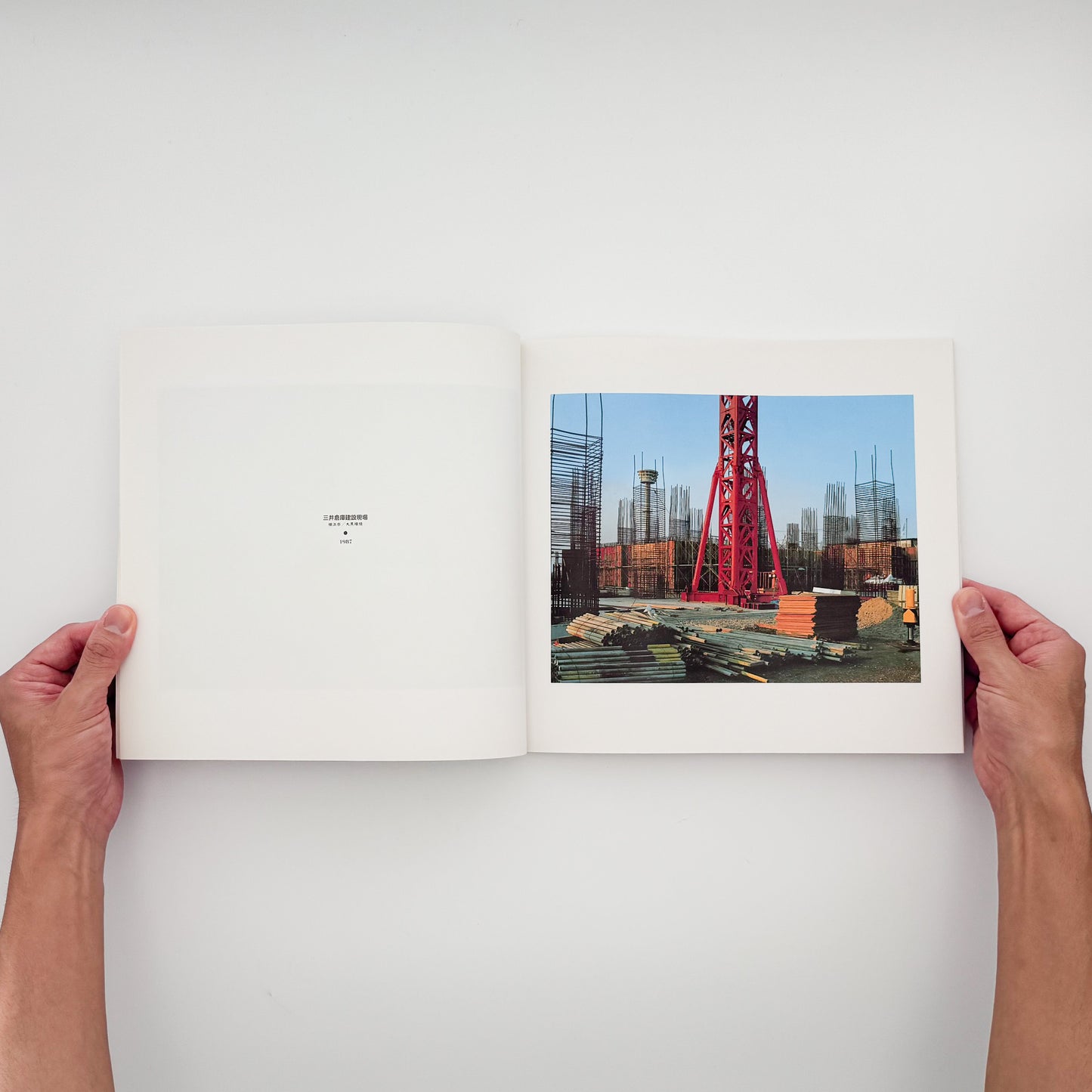 小林伸一郎『Tokyo Bay Side』。1980年代の東京湾岸に広がる工場、建設現場、解体を待つ設備などを大型カメラで撮影した1991年刊の写真集。