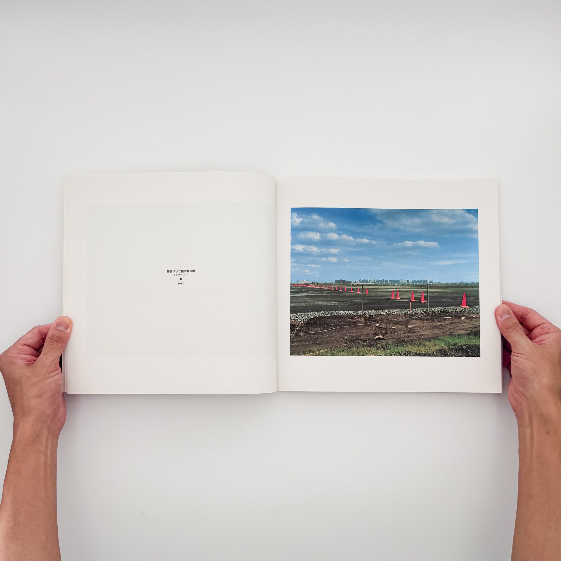 小林伸一郎『Tokyo Bay Side』。1980年代の東京湾岸に広がる工場、建設現場、解体を待つ設備などを大型カメラで撮影した1991年刊の写真集。